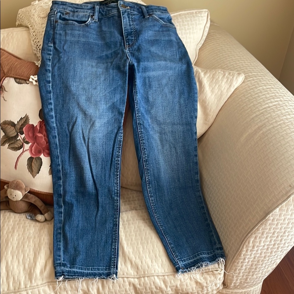 Classic Blue Women's Jeans crop with frayed legs